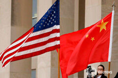 China presiona a EEUU para reducir más aranceles en la «primera fase» del acuerdo comercial Banderas de Estados Unidos y China antes de que el secretario de Defensa James Mattis reciba al ministro de Defensa Nacional de China, general Wei Fenghe, en el Pentágono en Arlington, Virginia, EEUU, el 9 de noviembre de 2018.