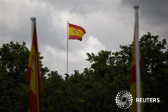 BBVA prevé que España crezca el 0,9% en 2013 Una bandera de España en el centro de Madrid el 19 de junio de 2013