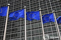 La Unión Europea añade una nueva propuesta a la reforma de la normativa general del sistema bancario Banderas europeas ondean frente a la sede de la Comisión Europea en Bruselas