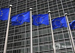 Banderas europeas ondean frente a la sede de la Comisión Europea en Bruselas