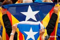 El ‘no’ ganaría por la mínima en un referéndum en Cataluña Banderas independentistas catalanas, conocidas como esteladas, en una manifestación en Barcelona el 13 de noviembre de 2016