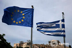 Grecia retrasa su pago al FMI; Tsipras se dirigirá a un parlamento airado Una bandera de la UE y una griega ondean frente al Partenón, en Atenas, el 1 de junio de 2015