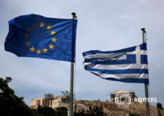 Una bandera de la UE y una griega ondean frente al Partenón, en Atenas, el 1 de junio de 2015