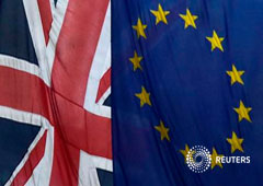 Las banderas británica y de la UE en la Casa de Europa de Londres