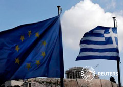 Una bandera griega junto a otra de la UE en Atenas el 20 de enero de 2015