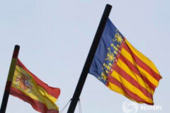 Bruselas investiga posible manipulación de cuentas de Comunidad de Valencia Banderas de la Comunidad Valenciana y de España en Valencia
