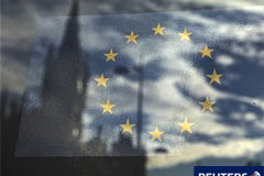 La banca española elevará su capital sin ayudas públicas La bandera de la Unión Europea es fotografiada en una ventana que refleja una calle