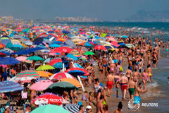 La llegada de turistas alcanza su sexto récord anual consecutivo en 2018 Bañistas en una playa en Gandia, cerca de Valencia, España
