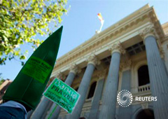 Un inversor de Bankia durante una protesta ante la Bolsa de Madrid, el 23 de mayo de 2013