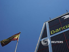 Una bandera española ondea junto a la sede de Bankia, en Madrid, el 24 de julio de 2012