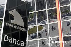 Bankia se desploma tras los planes de recapitalización magen de la plaza de Castilla en Madrid reflejada en las ventanas de la torre de Bankia