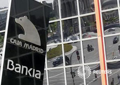 magen de la plaza de Castilla en Madrid reflejada en las ventanas de la torre de Bankia