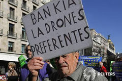 Los tenedores de preferentes de banca del grupo dos recuperaran hasta el 75% En la imagen, un hombre con preferentes en Bankia protesta en Madrid el 1 de diciembre de 2012