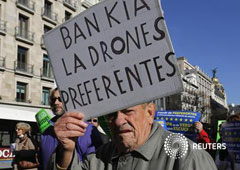 En la imagen, un hombre con preferentes en Bankia protesta en Madrid el 1 de diciembre de 2012