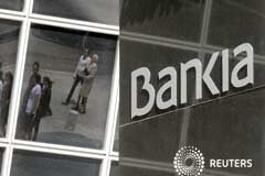 Sobre la salida a bolsa de Bankia Los peatones se reflejan en el edificio de la sede Bankia en Madrid