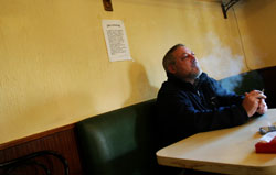Un hombre fumando en un bar madrileño