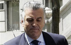 Bárcenas y Merino abandonan sus escaños por el caso Gürtel Bárcenas tras declarar ante el Supremo, el 22 de julio de 2009.