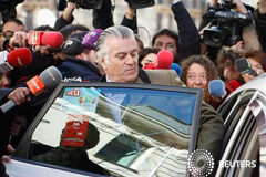 Otro ex tesorero del PP declara en Anticorrupción por los supuestos pagos Bárcenas rodeado de periodistas al entrar en un taxi tras declarar ante la fiscalía en Madrid el 6 de febrero