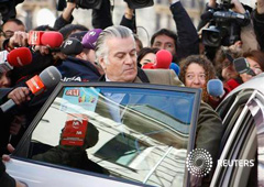 Bárcenas rodeado de periodistas al entrar en un taxi tras declarar ante la fiscalía en Madrid el 6 de febrero