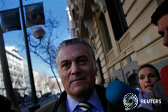 Bárcenas declara en Anticorrupción por los supuestos pagos en el PP Bárcenas rodeado de periodistas a la llegada a la Fiscalía el 6 de febrero de 2013
