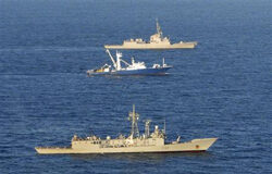 El Alakrana, liberado tras 47 días de secuestro En la imagen, el "Alakrana" escoltado por las fragatas Méndez Núñez y Canarias en el océano Índico tras su liberación, el 17 de noviembre de 2009.