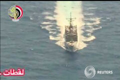 Egipto encuentra restos del avión de EgyptAir a 290 km de Alejandría Un barco de rescate egipcio en las tareas de búsqueda del avión en el Mediterráneo, el 19 de mayo de 2016