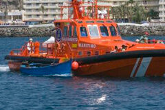 Un pesquero ruso cargado de combustible se hunde al sur de Gran Canaria Un barco de Salvamento Marítimo en una operación de rescate en Gran Canaria