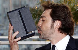 Bardem dedica la Palma al mejor actor a su «amor» Penélope Cruz Bardem posa con su Palma de Oro en Cannes, el 23 de mayo de 2010.