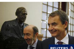 Zapatero reúne a los «barones» para aunar posturas en el PSOE El presidente del Gobierno, José Luis Rodríguez Zapatero, y el vicepresidente Alfredo Pérez Rubalcaba el 25 de mayo de 2011 en Madrid.