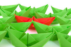 La dinámica de las subvenciones y ayudas a la luz del fondo europeo marítimo y de pesca Barquitos de papel de colores