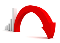 Gráfico de barras y una flecha roja descendiente