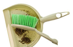 Unos por otros, ¿la casa sin barrer? Escoba y pala con escombros