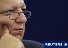 Jose Manuel Durao Barroso, asiste a un debate sobre la crisis económica y el euro en el Parlamento Europeo en Estrasburgo
