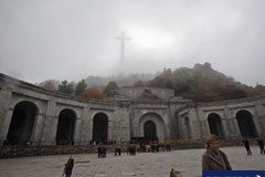 Una comisión recomienda retirar los restos de Franco del Valle En la imagen, varias personas salen de la basílica tras asistir a una misa en el Valle de los Caídos