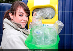Una chica echando basuras a un contenedor