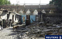 Un jefe de la ONU propone un corredor de ayuda para Kirguistán edificios destruidos en el asentamiento de Bazar-Korgon, a 20 km de Jalalabad, el 14 de junio de 2010.