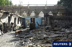 edificios destruidos en el asentamiento de Bazar-Korgon, a 20 km de Jalalabad, el 14 de junio de 2010.