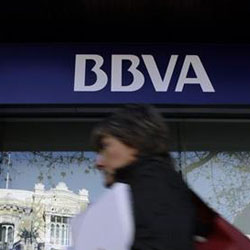 Un hombre utiliza un cajero automático de BBVA en Madrid, el 30 de abrilde 2014