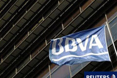 España debe abordar el endeudamiento, dice el presidente de BBVA una bandera del BBVA en la sede de la compañía en Madrid el 27 de enero de 2010.