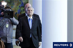 El presidente del BCE, Jean-Claude Trichet, acude a la comisión económica y monetaria del Parlamento Europeo, en Bruselas el 21 de marzo de 2011.