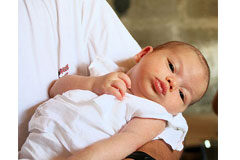 El Ministerio adapta el Registro Civil para los niños de “vientres de alquiler” Un bebe en brazos