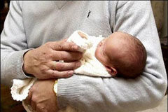 La Seguridad Social ha tramitado 65.386 procesos de maternidad y 70.705 de paternidad en el primer trimestre Una persona con un bebe en brazos