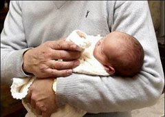Una persona con un bebe en brazos