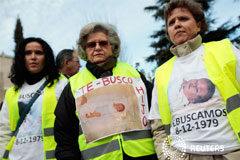 Los jueces absuelven por prescripción al doctor acusado del ‘caso de los bebés robados’ Familiares de bebes robados