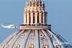 Benedicto XVI finaliza su papado y promete obedecer a su sucesor Un helicóptero con el papa Benedicto XVI sale del Vaticano para llevar al pontífice a la residencia papal de verano en Castel Gandolfo, el 28 de febrero de 2013