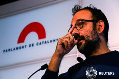 La CUP, convencida de que mañana se declarará la República de Cataluña Benet Salellas, diputado de la formación anticapitalista CUP, durante una rueda de prensa en el Parlamento, el 9 de octubre de 2017