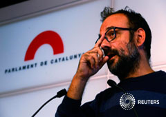Benet Salellas, diputado de la formación anticapitalista CUP, durante una rueda de prensa en el Parlamento, el 9 de octubre de 2017