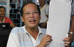Benigno Aquino, cada vez más cerca de presidencia de Filipinas Benigno "NoyNoy" Aquino III con su papeleta tars votar en un colegio electoral en la provincia de Tarlac, en el norte de Filipinas, el 10 de mayo de 2010.