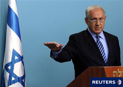 el primer ministro israelí, Benjamin Netanyahu, ofrece una declaración televisada desde su oficina en Jerusalén el 2 de junio de 2010.