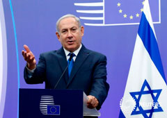 El primer ministro israelí, Benjamin Netanyahu, atiende a los medios en Bruselas, el 11 de diciembre de 2017